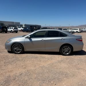 2015 Toyota CAMRY SE photo 3