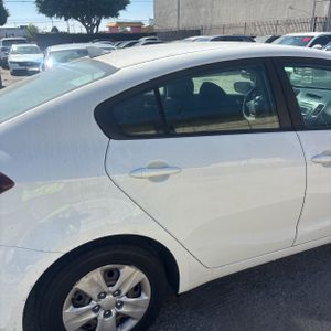صورة 8 لـ 2017 KIA FORTE LX