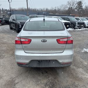 KIA RIO LX - 7