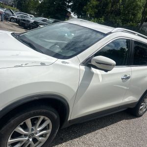 2017 Nissan ROGUE SV — фото 2