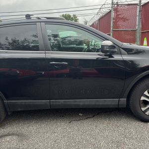 2017 Toyota RAV4 LE — фото 11