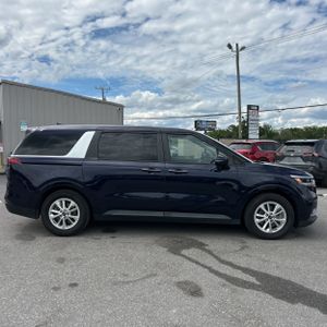 KIA CARNIVAL LX - 10