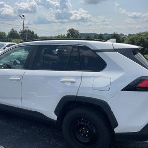 صورة 5 لـ 2021 Toyota RAV4 LE
