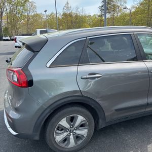 KIA NIRO LX - 9