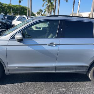 VOLKSWAGEN TIGUAN SE - 4