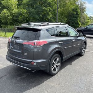 صورة 8 لـ 2017 Toyota RAV4 XLE