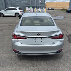 صورة 7 لـ 2019 Lexus ES 300H BASE