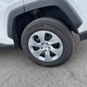 2025 Toyota RAV4 LE 缩略图 18