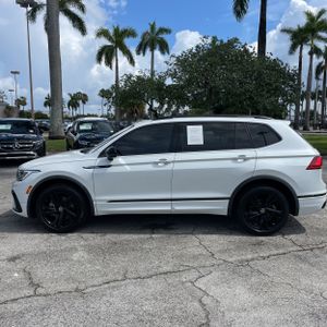 صورة 3 لـ 2023 Volkswagen TIGUAN SE R-LINE BLACK