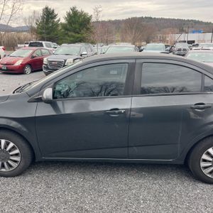 CHEVROLET SONIC LS AUTO - 4