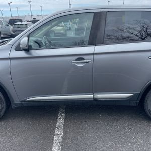 MITSUBISHI OUTLANDER SE - 4