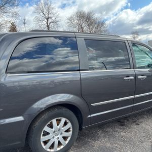 CHRYSLER TOWN AND COUNTRY TOURING - 9