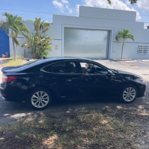 صورة 10 لـ 2014 Lexus ES 300H BASE