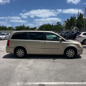 CHRYSLER TOWN AND COUNTRY TOURING - 10