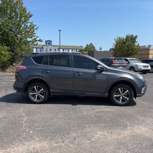 2017 Toyota RAV4 XLE — фото 10