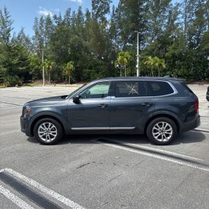 2020 KIA TELLURIDE LX photo 3