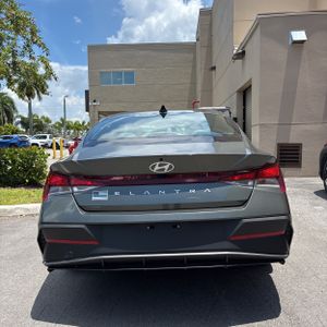 صورة 7 لـ 2024 Hyundai ELANTRA SEL