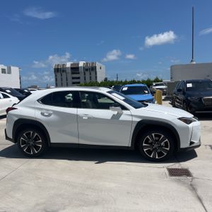 صورة 10 لـ 2026 Lexus UX 300H BASE