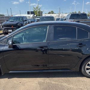 2025 Toyota COROLLA LE photo 4