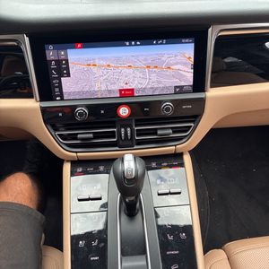2023 Porsche MACAN thumbnail 37