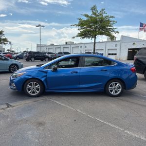 2017 Chevrolet CRUZE LT AUTO photo 3