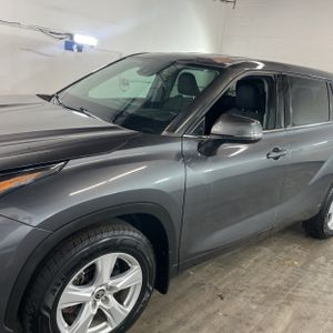 2021 Toyota HIGHLANDER LE photo 2