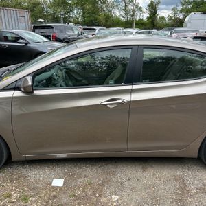 HYUNDAI ELANTRA SE - 4