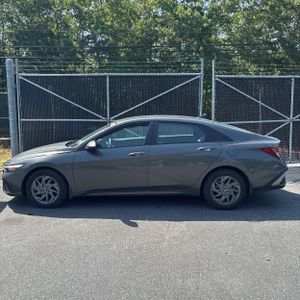 2024 Hyundai ELANTRA SEL 照片 3