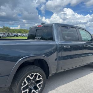 2026 RAM 1500 LARAMIE CREW CAB 4X4 5'7" BOX — фото 9