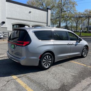 CHRYSLER PACIFICA HYBRID TOURING L - 8