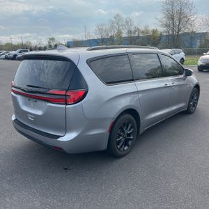 CHRYSLER PACIFICA TOURING L - 8