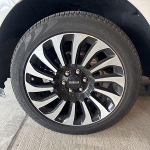 2023 Lincoln NAVIGATOR L BLACK LABEL thumbnail 17