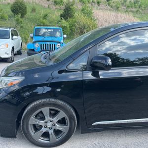 TOYOTA SIENNA - 2