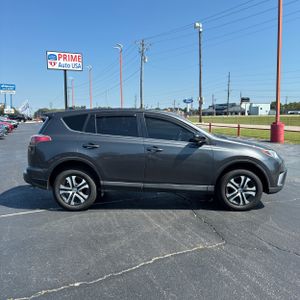 صورة 10 لـ 2018 Toyota RAV4 LE