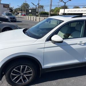 VOLKSWAGEN TIGUAN SE - 2