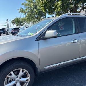 2011 Nissan ROGUE SV photo 2