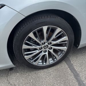 صورة مصغرة 17 لـ 2019 Lexus ES 300H BASE