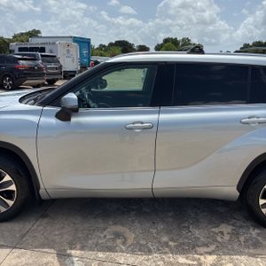 صورة 4 لـ 2021 Toyota HIGHLANDER XLE