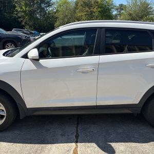 HYUNDAI TUCSON SE - 4