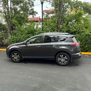 صورة 3 لـ 2017 Toyota RAV4 LE