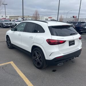 MERCEDES-BENZ GLA - 5