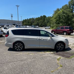 صورة 10 لـ 2017 Chrysler PACIFICA LIMITED