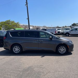CHRYSLER PACIFICA TOURING - 10