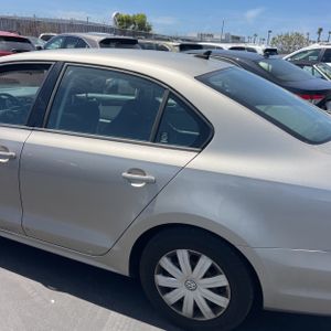 VOLKSWAGEN JETTA 2.0L S - 6