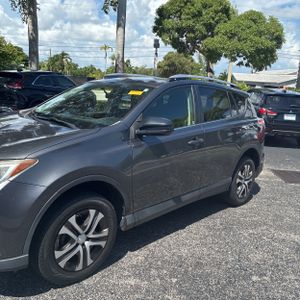 2016 Toyota RAV4 LE — фото 2