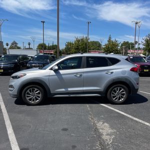 HYUNDAI TUCSON SE PLUS - 3