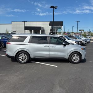 KIA CARNIVAL LX - 10