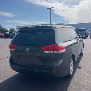 2011 Toyota SIENNA XLE 7-PASSENGER 照片 8