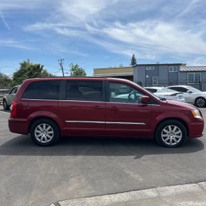 CHRYSLER TOWN AND COUNTRY TOURING - 10