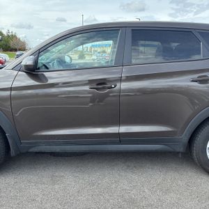 HYUNDAI TUCSON SE - 4